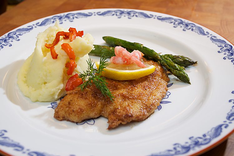 Färsk bergtunga, panerad och lättstekt med citron, dill och sparris