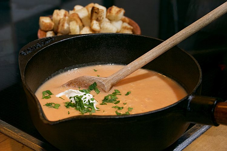 Grönsakssoppa med potatis, morot, tomat, lök, vitlök och squash