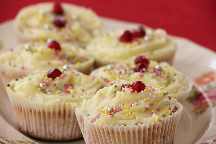 Cupcakes med hallon, lime och vaniljsmakande glasyr