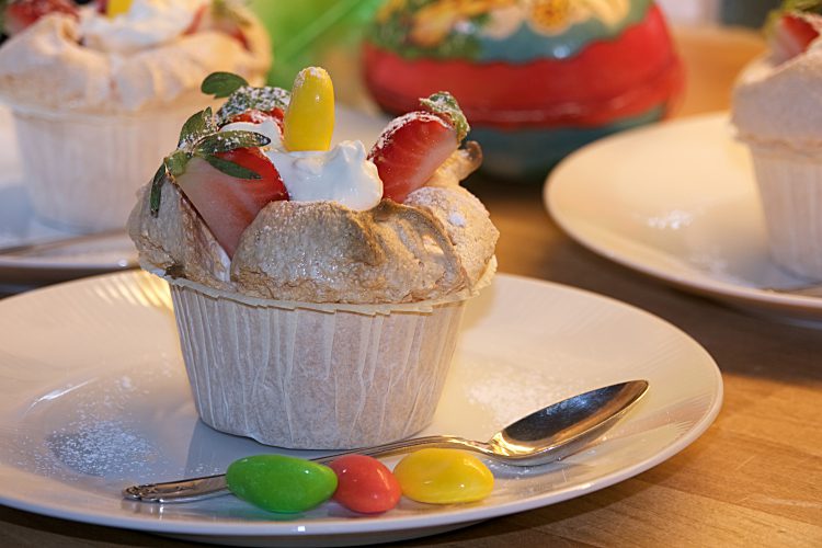 Marängbakelse till påsk med mascarponekräm och jordgubbar eller frukt