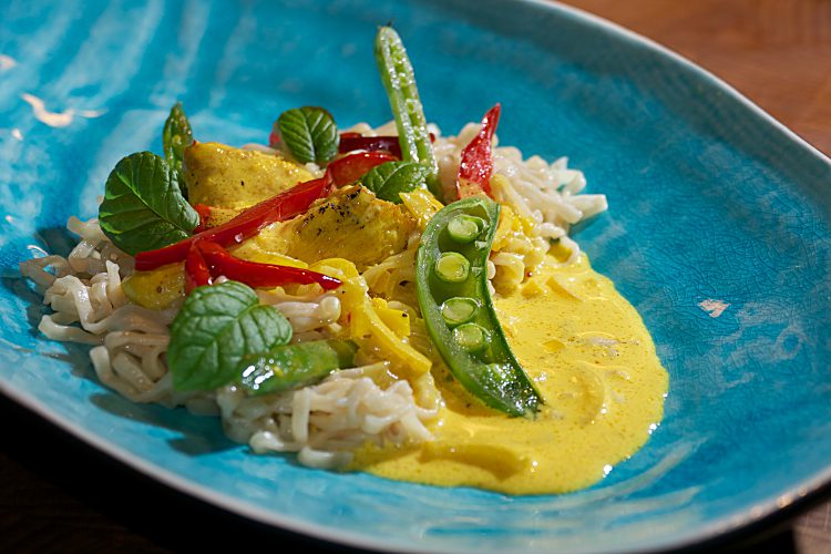 Kycklingfilé med gul saffranssås, paprika, sugar snaps och äggnudlar