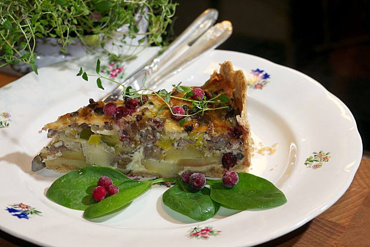 Paj med viltsmak fylld med älgskav, västerbottenost, purjolök, mandelpotatis och lingon