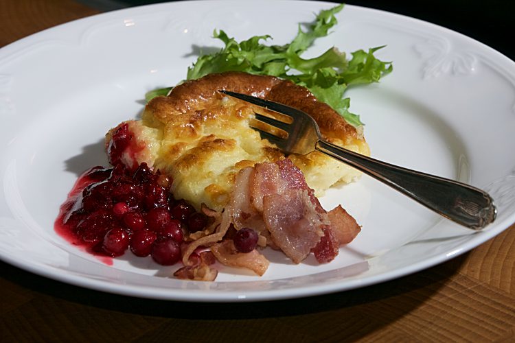 Ugnspannkaka med bacon och rårörda lingon