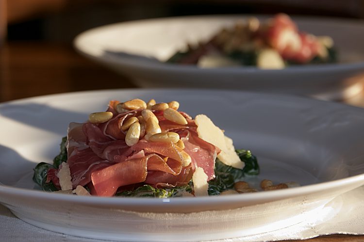 Parmaskinka med färsk spenat, parmesan och pinjenötter
