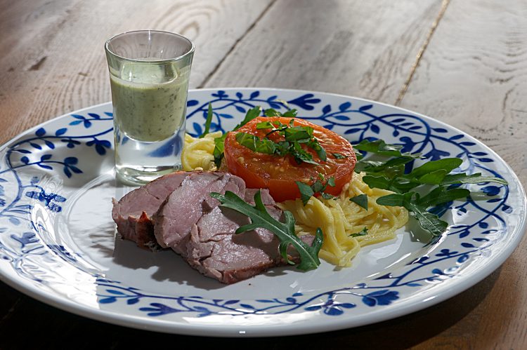 Grillad fläskfilé med basilikasås, grillade tomater och färsk pasta