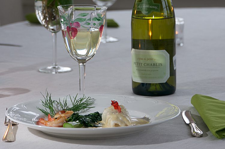 Ugnskokt bergtunga med spenat, sparris, tigerräkor, löjrom och hummersås