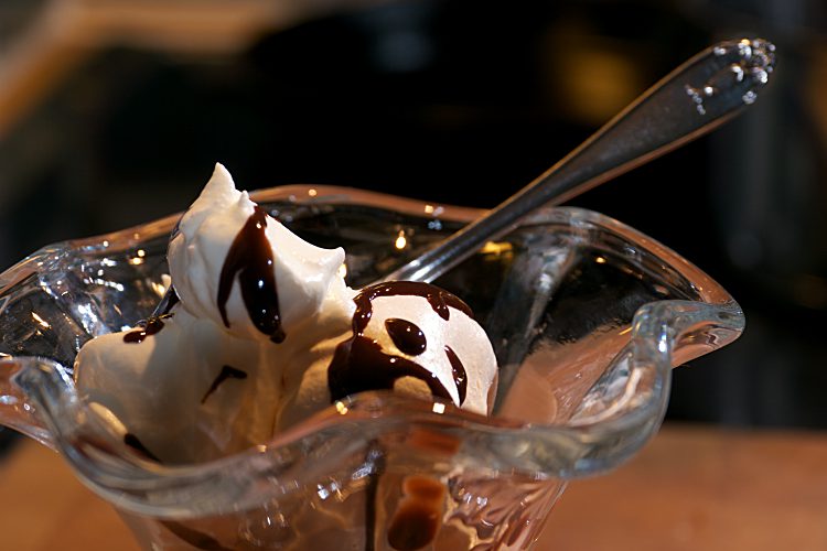 Marängsuisse med banan, grädde, glass och chokladsås