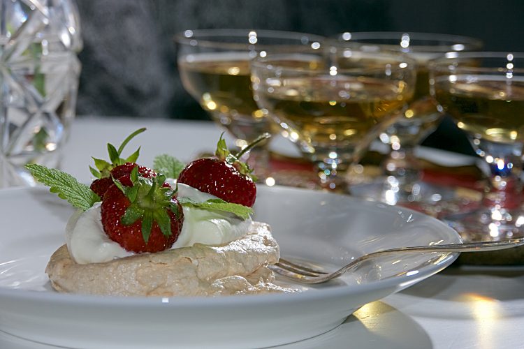 Marängbakelse med vispgrädde och färska jordgubbar