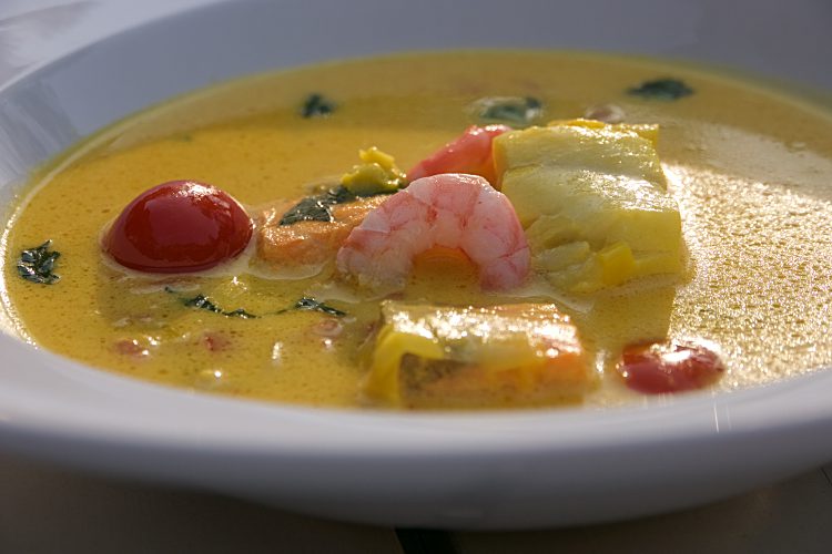 Enkel fisksoppa med purjolök, vitlök,fänkål, saffran, tomat, citron, lax, torsk och räkor