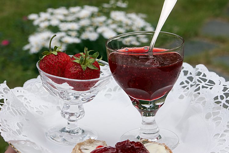 Jordgubbssylt av färska jordgubbar