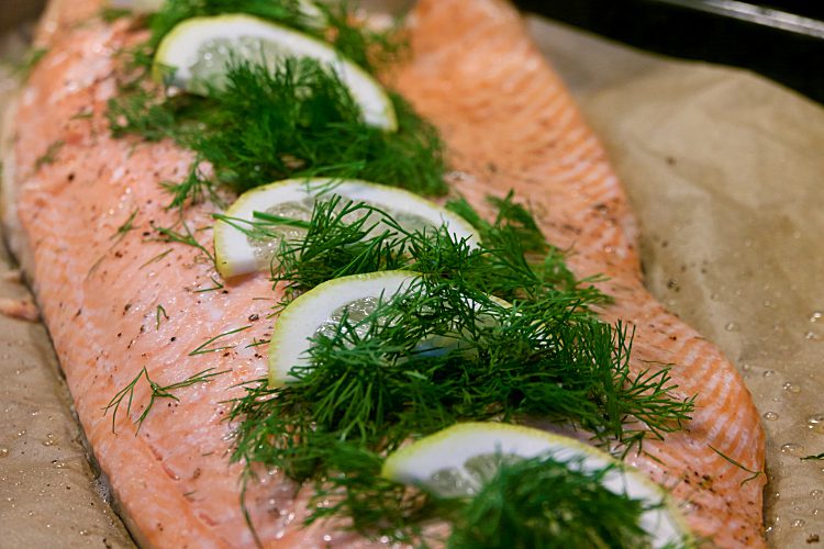 Ugnsbakad laxfilé med citron, dill och kall citrussås