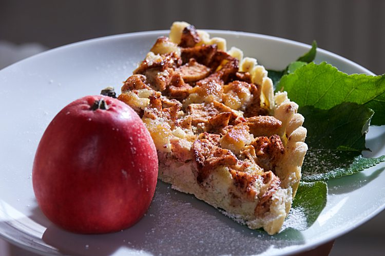 Äppelkaka med syrliga äpplen, mandelmassa, kanel,råsocker och Calvados