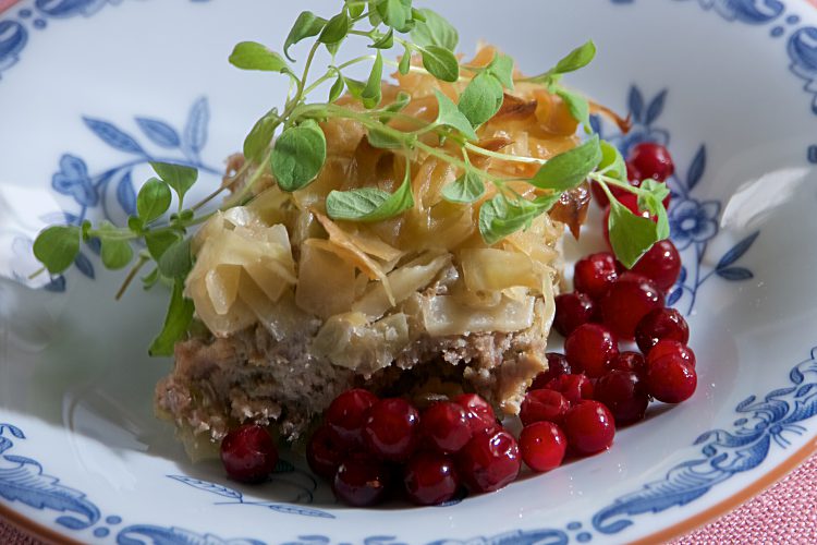 Klassisk kålpudding med lingon