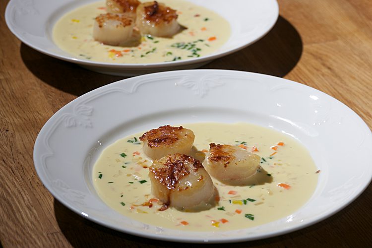 Pilgrimsmusslor i beurre blanc