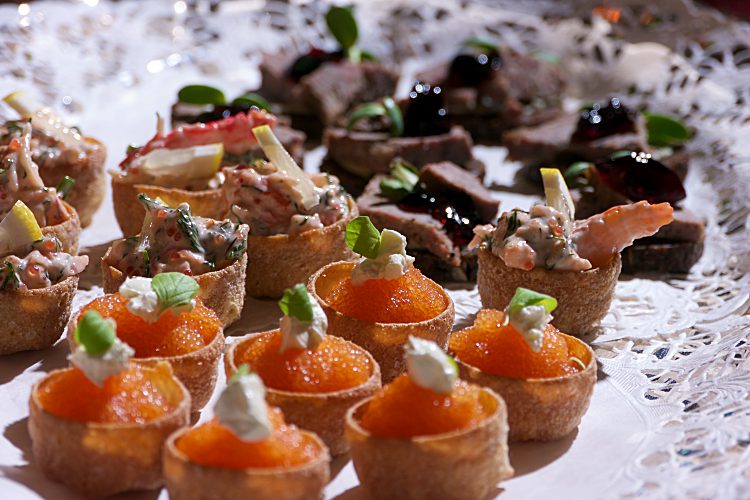 Snittar med löjrom, skagenröra och pumpernickel med paté