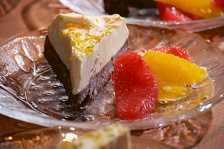 Citrusparfait med apelsin, lime, clementin på mandelbotten