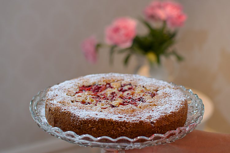 Sommarkaka med rabarber och hallon