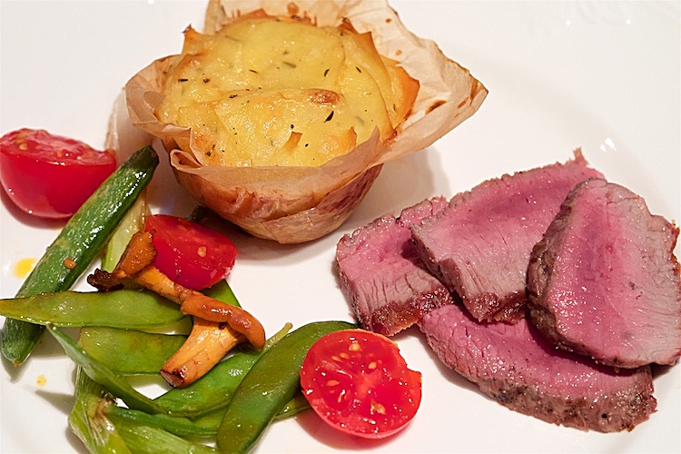 Grillad hjortfilé med mandelpotatisbakelse, kantarell- och svartvinbärssås