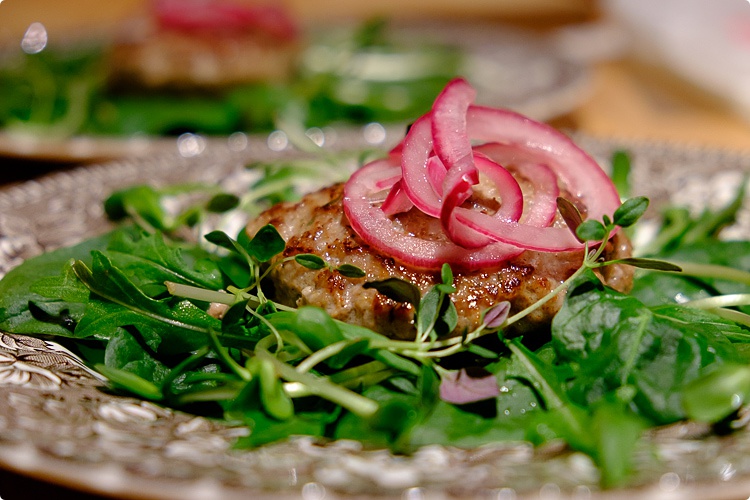 Lammfärsbiff med picklad rödlök