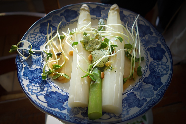 Vit sparris med dillkörvelsmör och syra