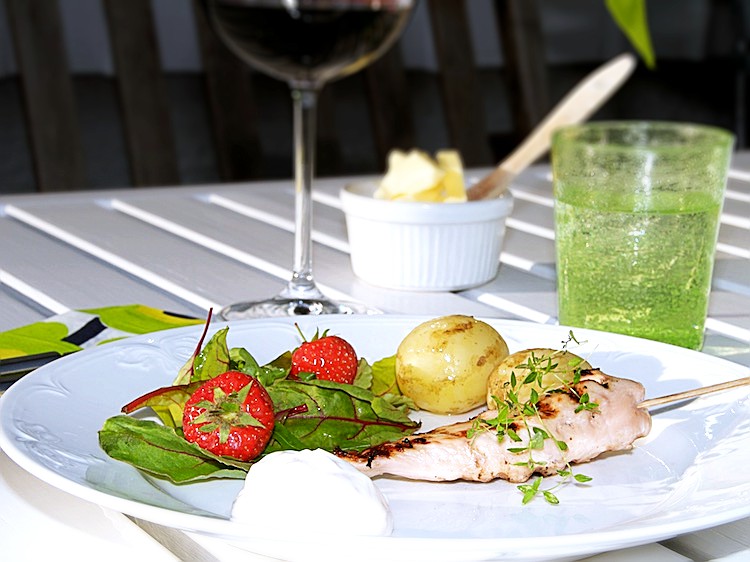 Grillade kycklingspett med sweet chilisås och färsk potatis