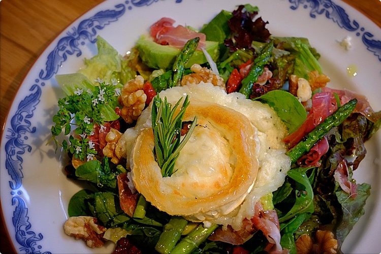 Getostsallad med valnötter