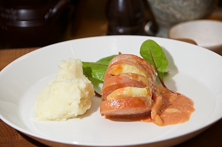 Falukorv i ugn med tomater, äpple och ost