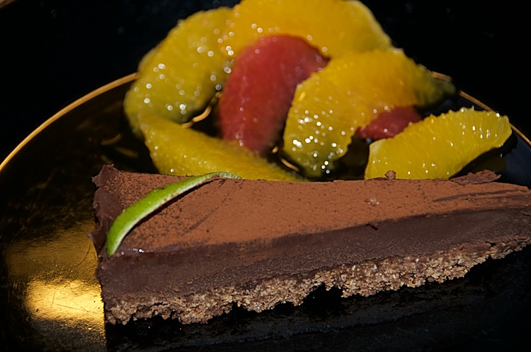 Chokladtryffeltårta med apelsinsallad och citrussås