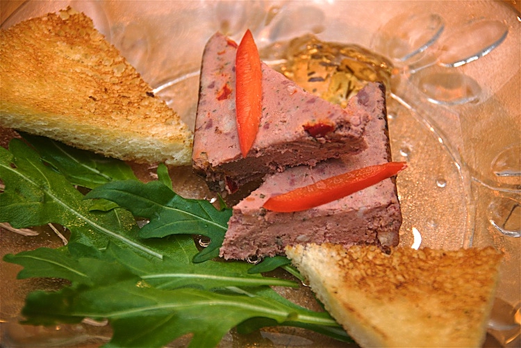 Lantpaté, rosmaringelé och stekta brödtrianglar