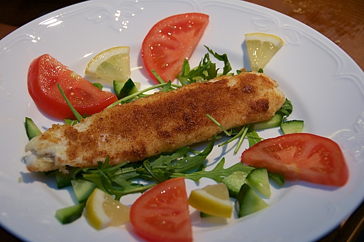 Lättstekt panerad rödtunga med kall sås