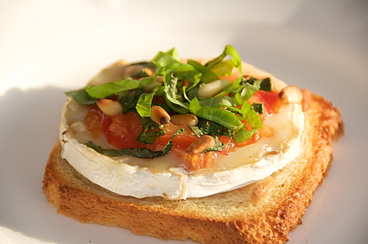 Getost, basilika, tomat, honung på bröd