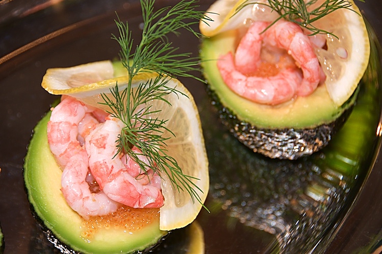 Avocado med räkor och löjrom