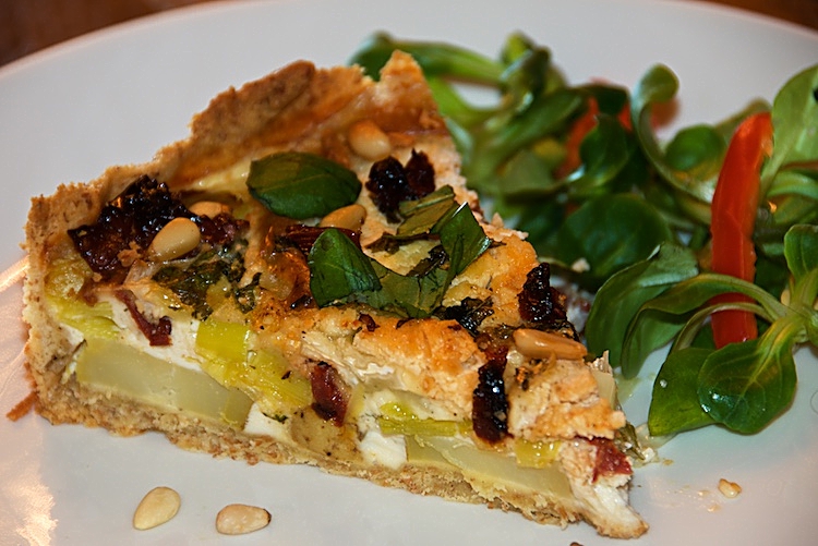 Paj med potatis, purjolök, getost och basilika