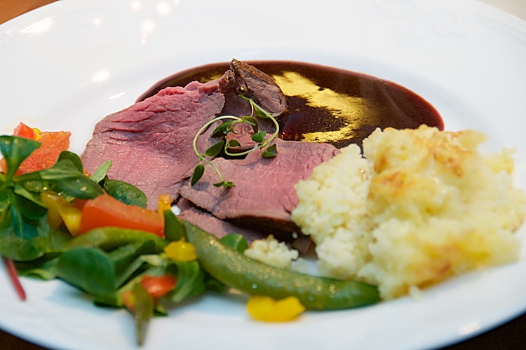 Hjort från Bårarps Gårdsbutik, pressad potatisgratäng med västerbottenost och rödvinssås