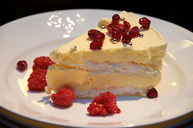 Marängglasstårta med granatäpple och hallon