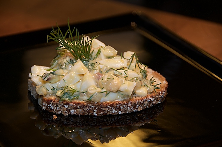 Gubbröra, klassiker med ägg, lök och ansjovis