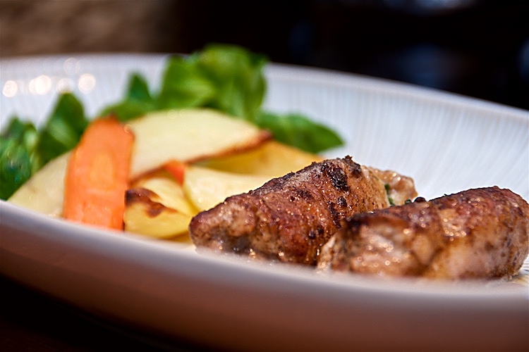 Fläskfilé fylld med getost, ugnstekt potatis och portvinssky