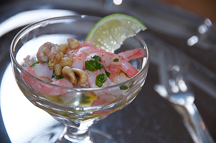 Räkor marinerade i olivolja och lime med pinjenötter och basilika