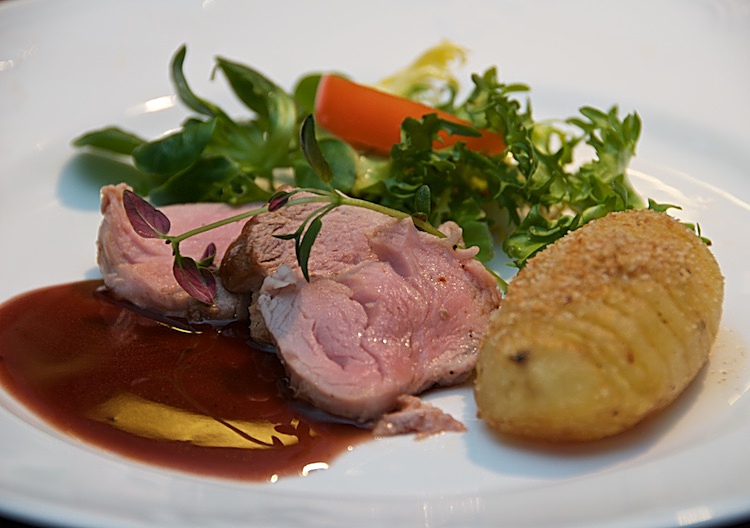 Fläskfilé och portvinssås med viltsmak till hasselbackspotatis