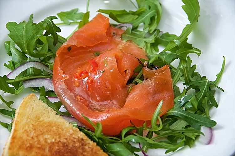 Gravlax med ruccolasallad, rödlök och spansk pepparfrukt