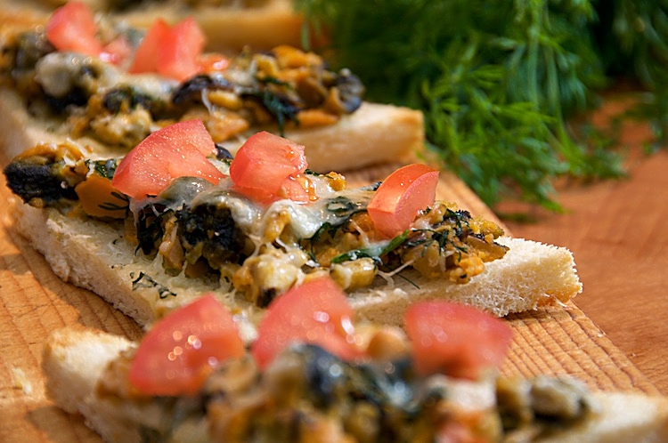 Musslor, vitlök, dill och västerbottenost på bröd i ugnen