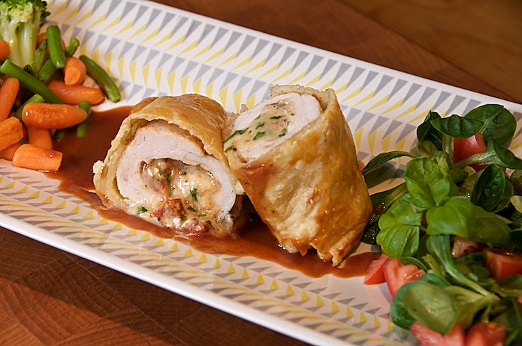 Inbakad kycklingfilé fylld med getost, basilika och Madeirasås