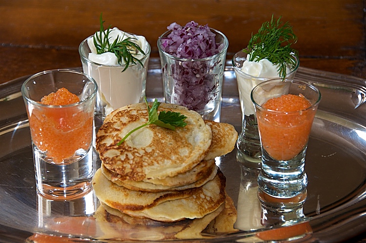 Blinier med löjrom, rödlök och gräddfil