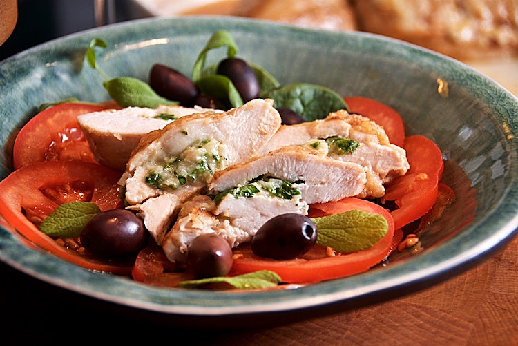 Ugnsbakad kycklingfilé fylld med västerbottenost, spenat och schalottenlök