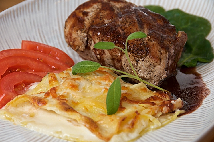 Vegetarisk lasagne med spenat, lök, tomat och parmesanost