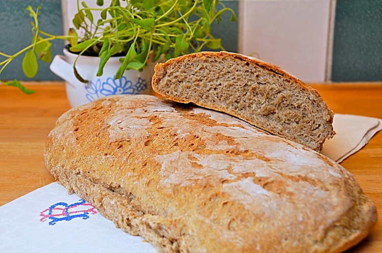 Surdegsbröd med rågmjöl och vetemjöl