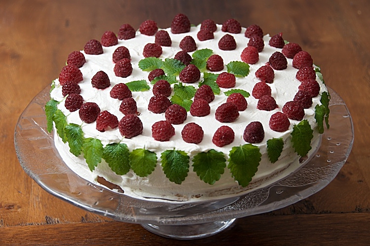 Johans födelsedagstårta med vaniljkräm, hallon, grädde och citronmeliss