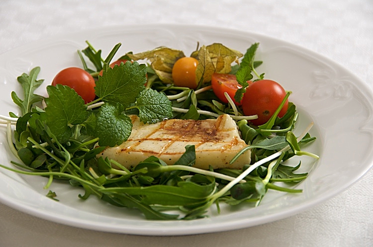 Grillad halloumi med olivolja och balsamvinäger