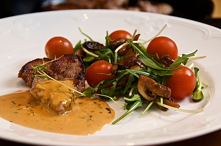 Örtig sås med timjan, salvia, körvel, rosmarin mm till fläskfilé