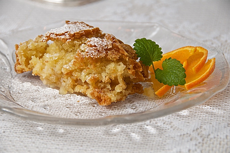 Äppelpaj med rivna äpplen och knäckigt lock